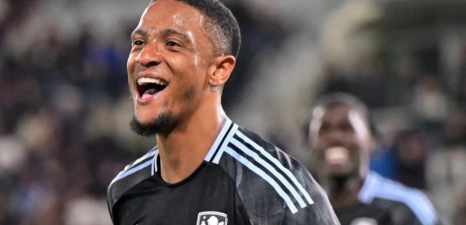Jugador celebrando en el campo durante un partido