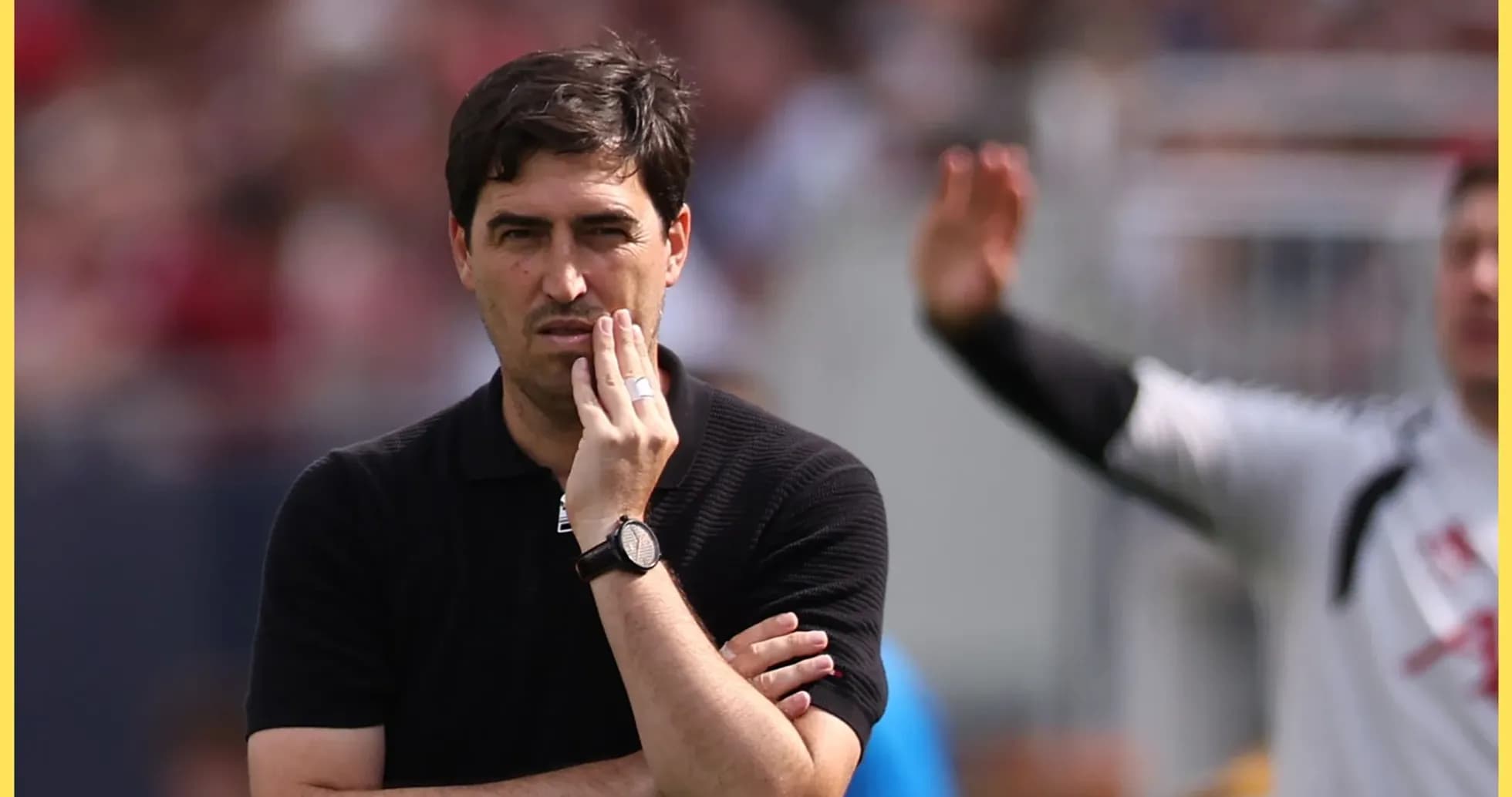 Entrenador pensativo durante un partido de fútbol