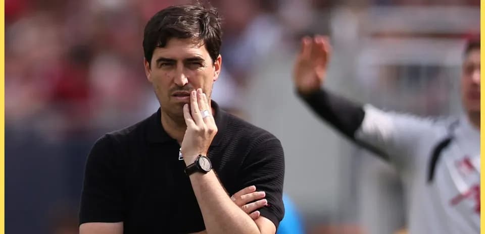 Entrenador pensativo durante un partido de fútbol