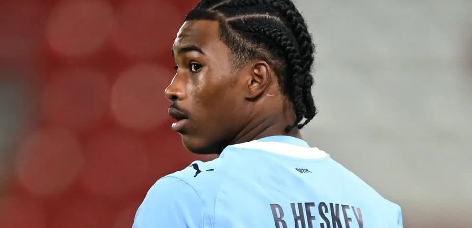 Jugador con trenzas en uniforme durante el partido