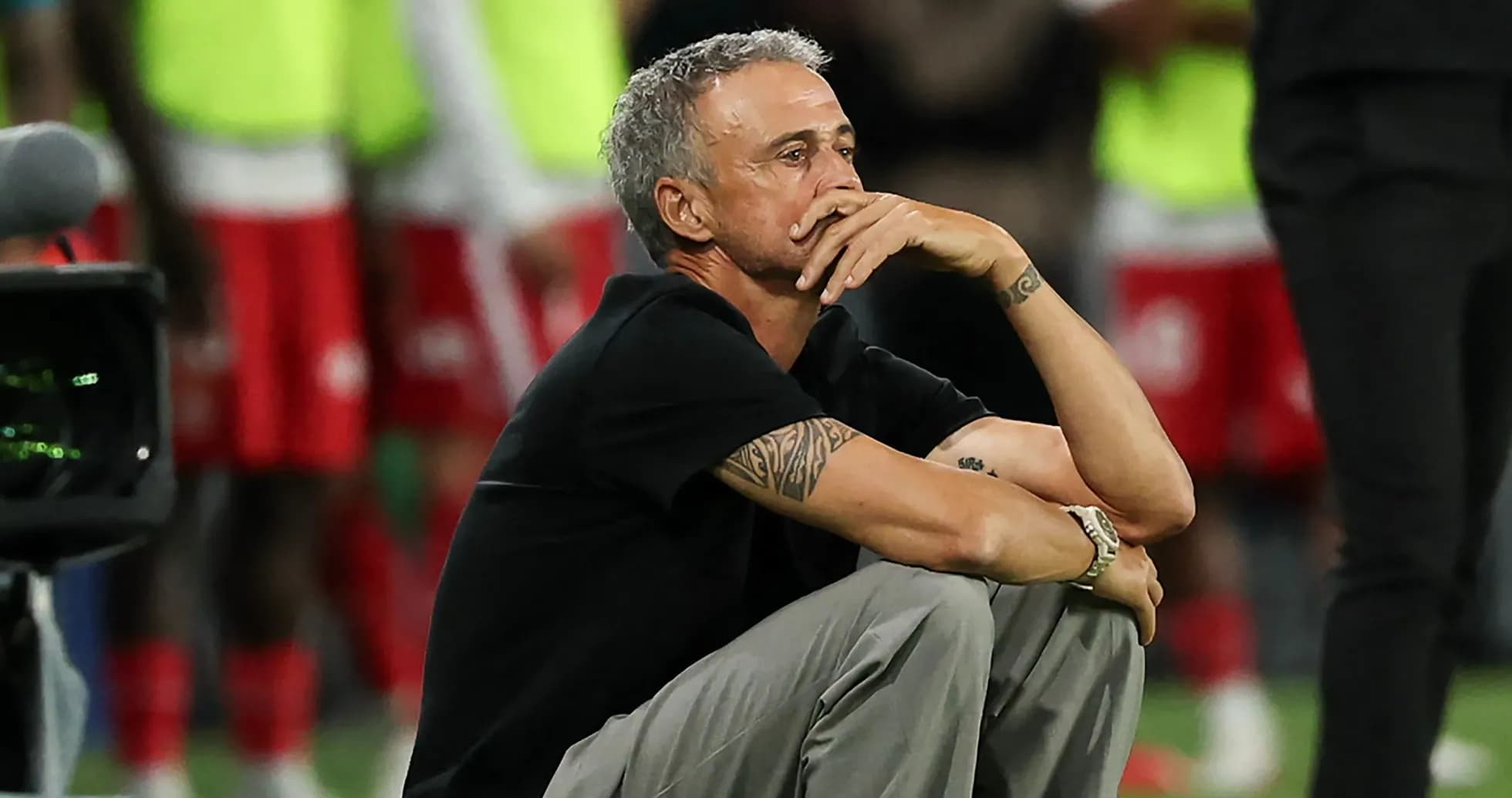 Entrenador sentado en el banquillo durante el partido