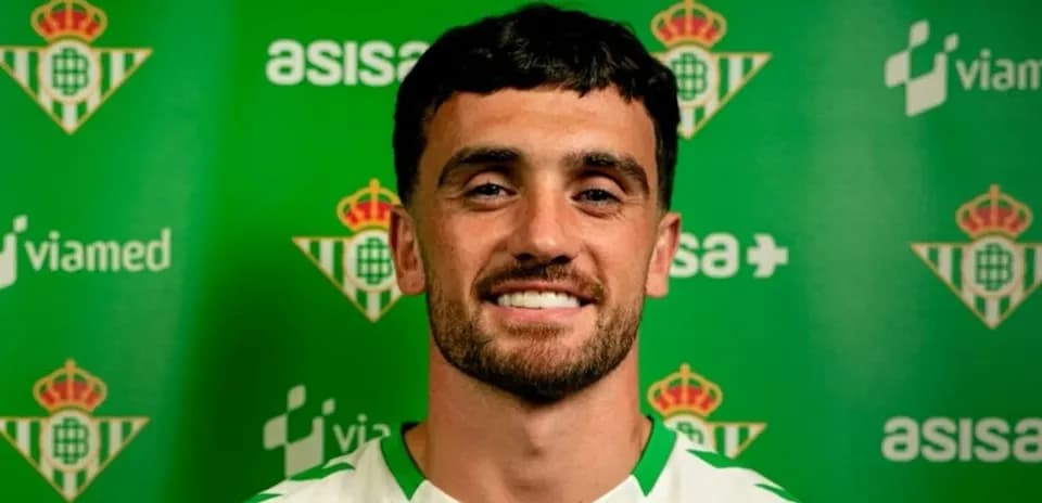 Jugador posando frente a fondo del Real Betis
