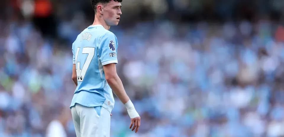 Phil Foden en el campo durante un partido