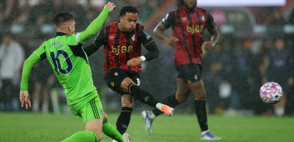 Jugador de Bournemouth en acción contra Fulham