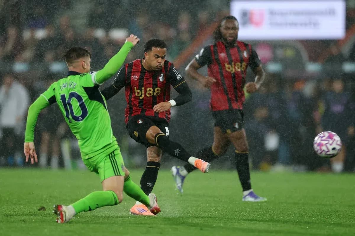 Jugador de Bournemouth en acción contra Fulham