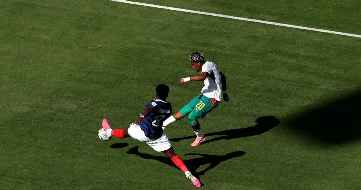 Jugador evadiendo una entrada durante un partido