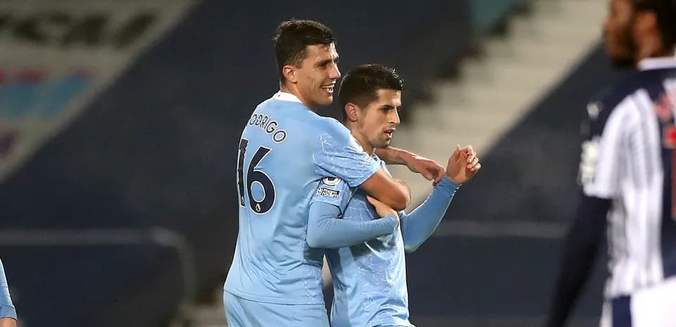 Jugadores celebrando un gol en el partido