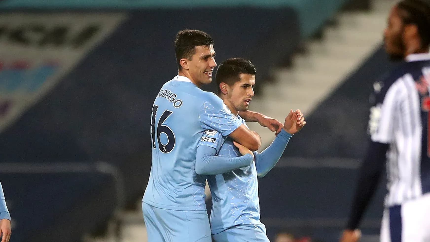 Jugadores celebrando un gol en el partido