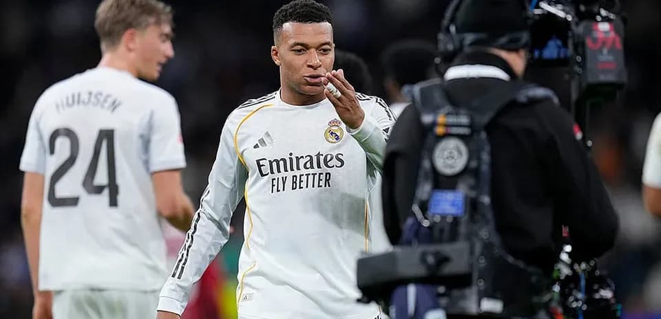 Kylian Mbappé saludando a la cámara durante el partido