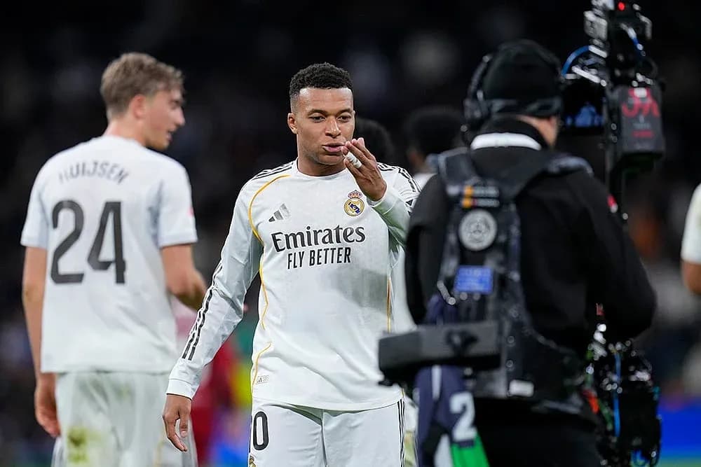 Kylian Mbappé saludando a la cámara durante el partido