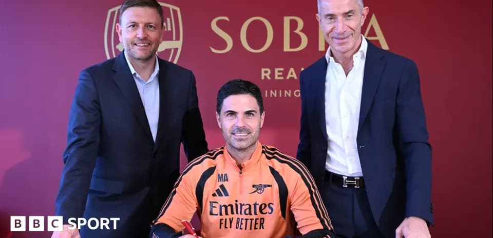 Entrenador firmando contrato en rueda de prensa