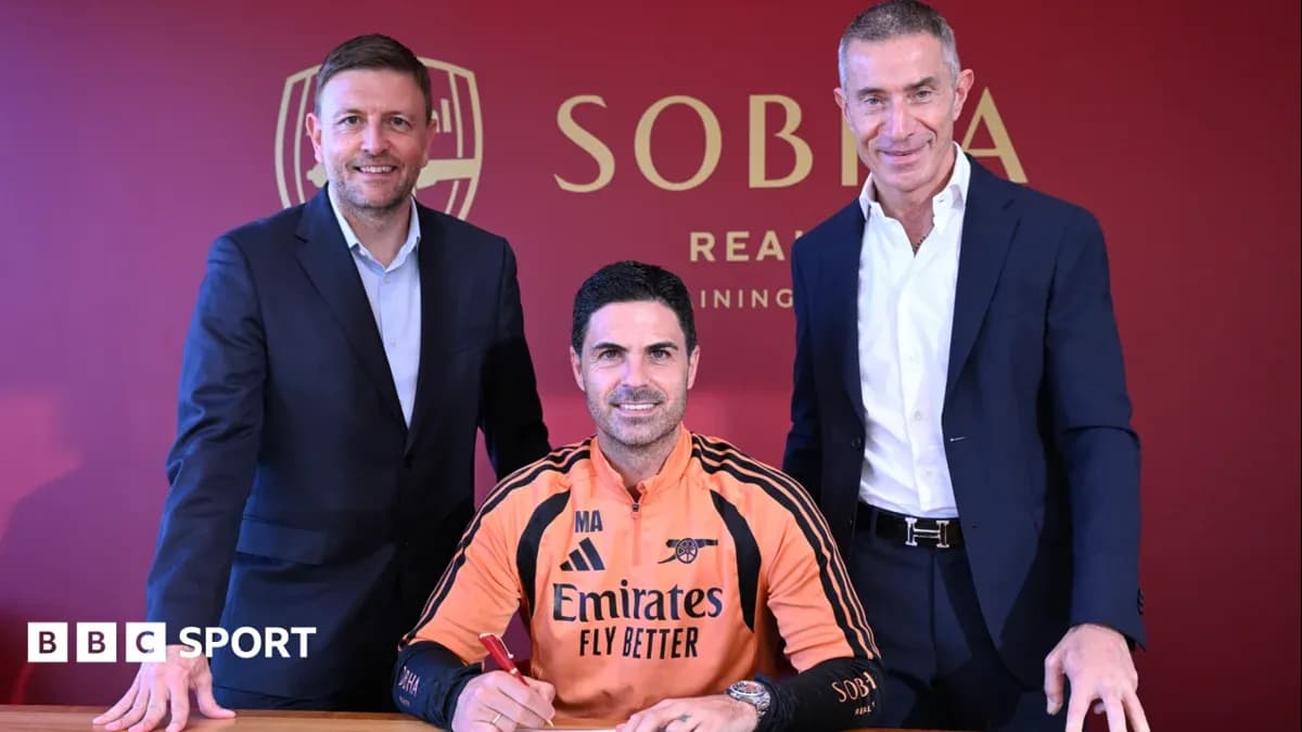 Entrenador firmando contrato en rueda de prensa