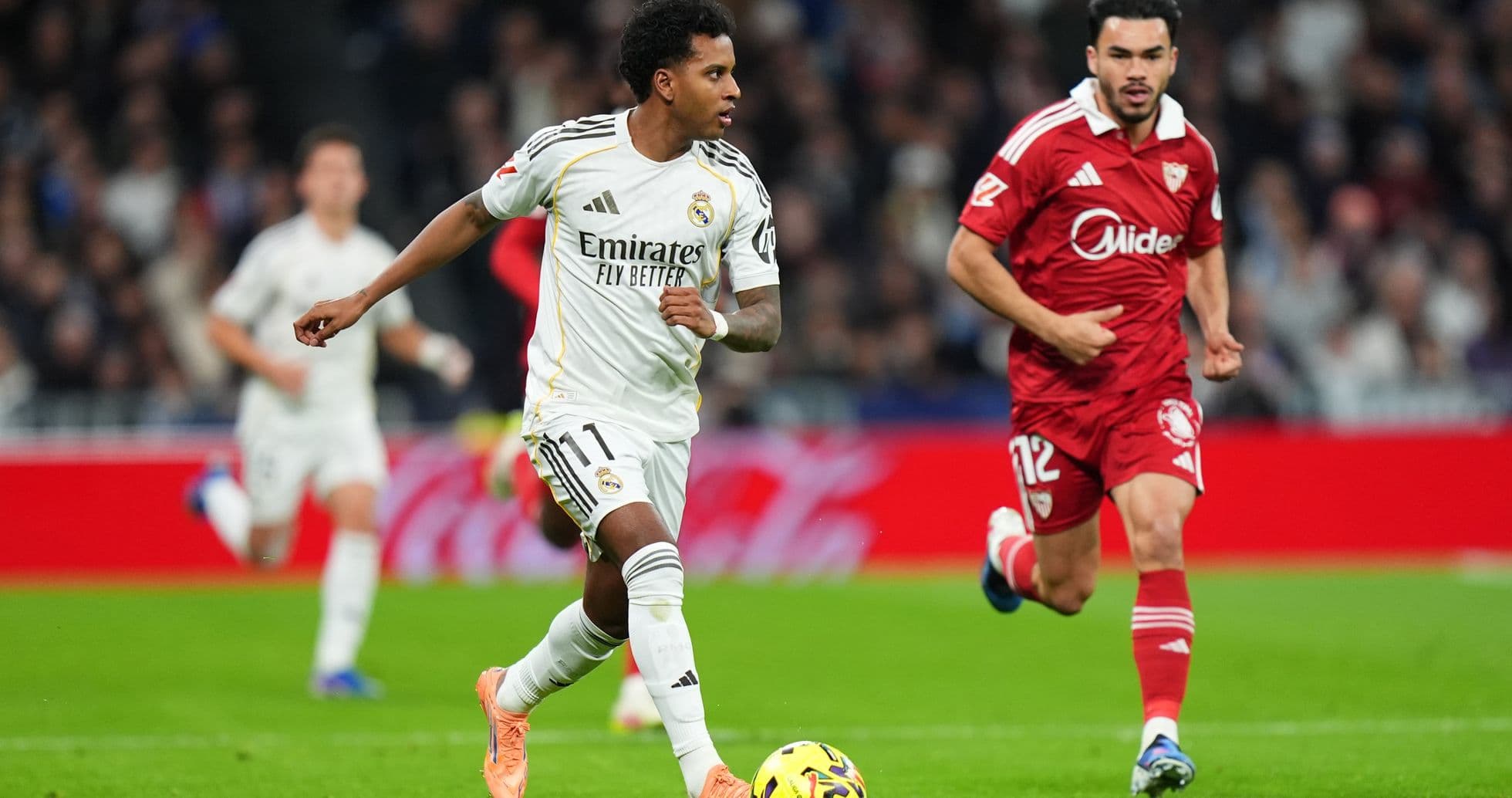 Jugador de Real Madrid avanzando con el balón