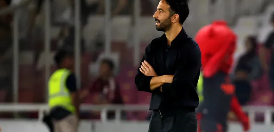 Entrenador observando el partido desde la línea lateral