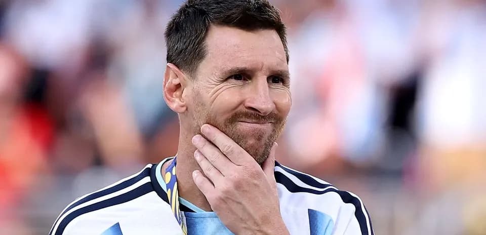 Jugador de fútbol con camiseta de Argentina y medalla