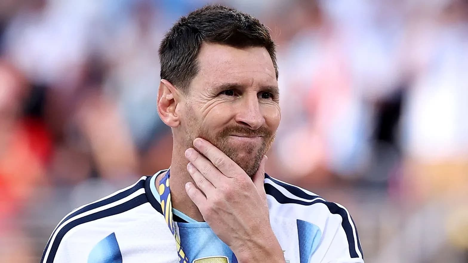 Jugador de fútbol con camiseta de Argentina y medalla