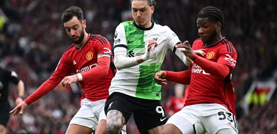 Jugadores de Liverpool y Manchester United disputando el balón