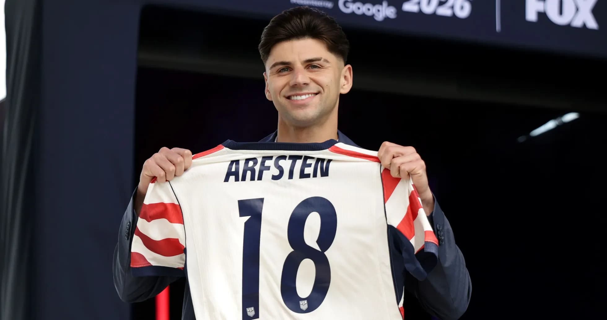 Jugador mostrando camiseta con nombre Arfsten y número 18