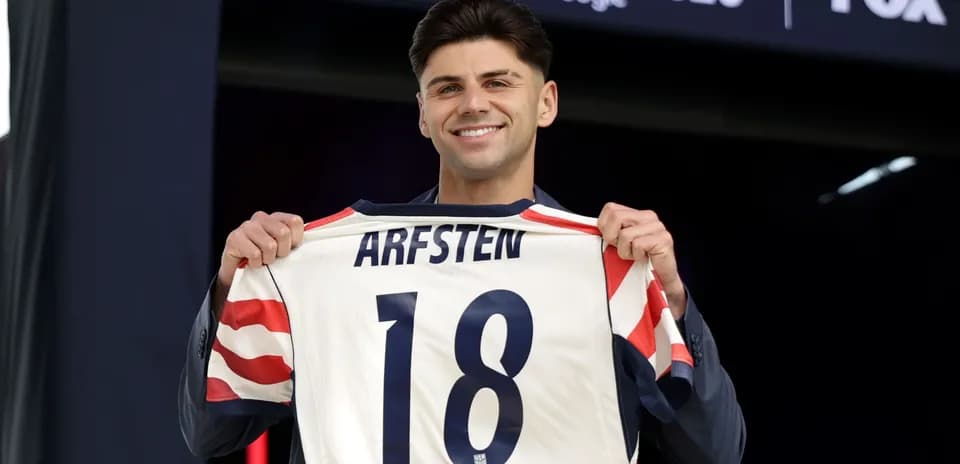Jugador mostrando camiseta con nombre Arfsten y número 18