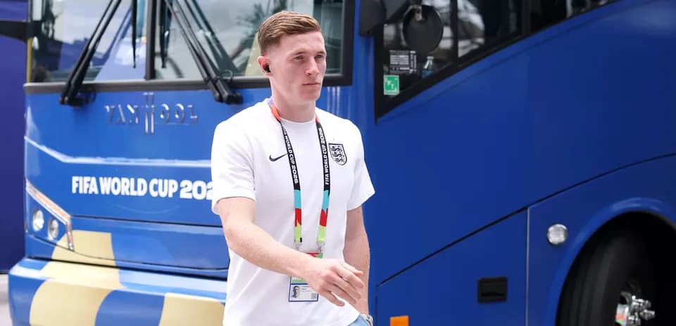 Jugador caminando junto al autobús de la Copa Mundial