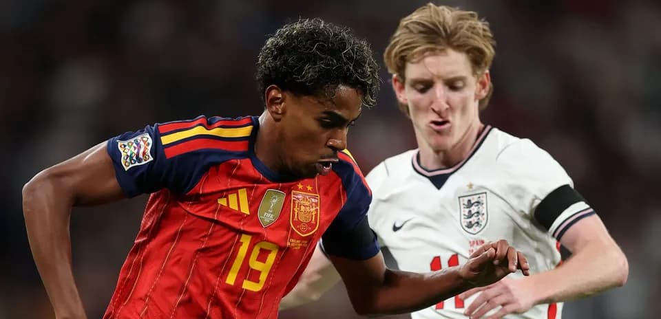 Jugador de España avanzando con el balón frente a Inglaterra