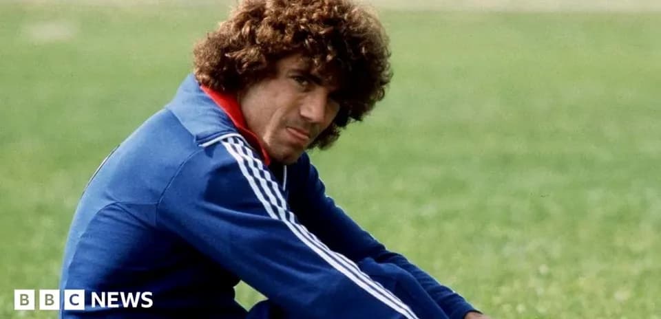 Jugador sentado en el campo con uniforme deportivo