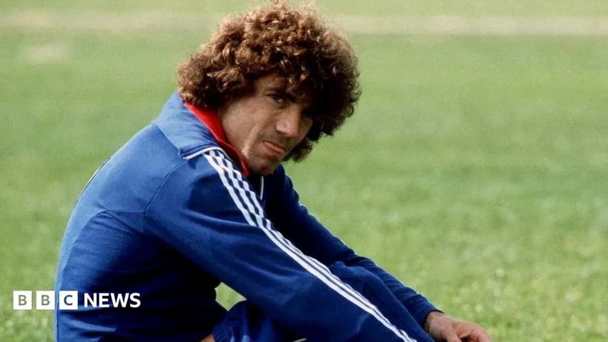 Jugador sentado en el campo con uniforme deportivo
