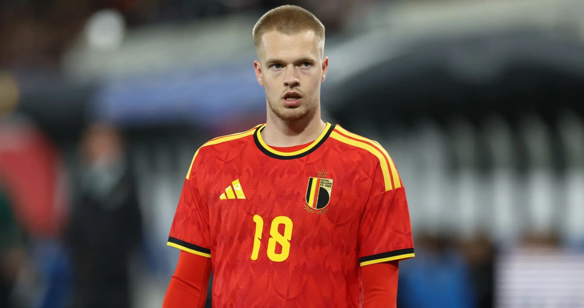 Jugador belga en uniforme rojo durante el partido