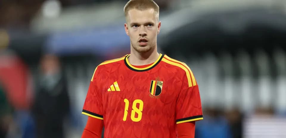 Jugador belga en uniforme rojo durante el partido