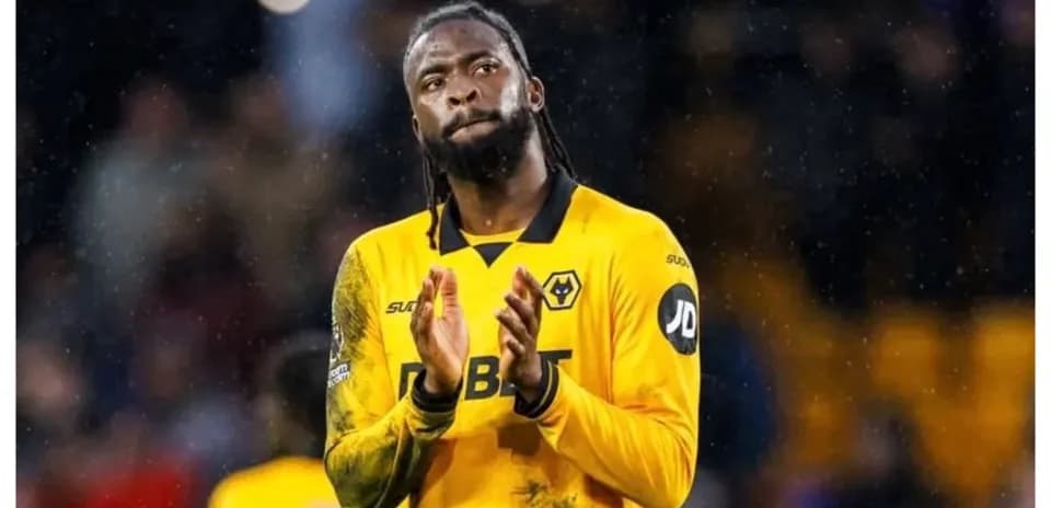 Jugador de Wolverhampton aplaudiendo tras el partido