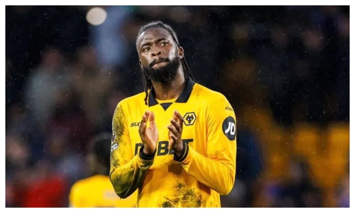 Jugador de Wolverhampton aplaudiendo tras el partido