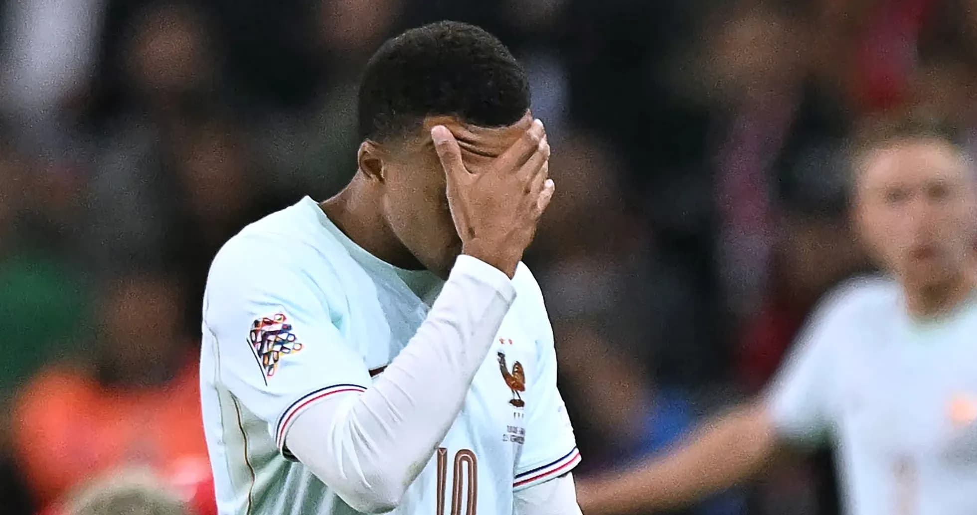 Jugador de Francia cubriendo su rostro en el partido