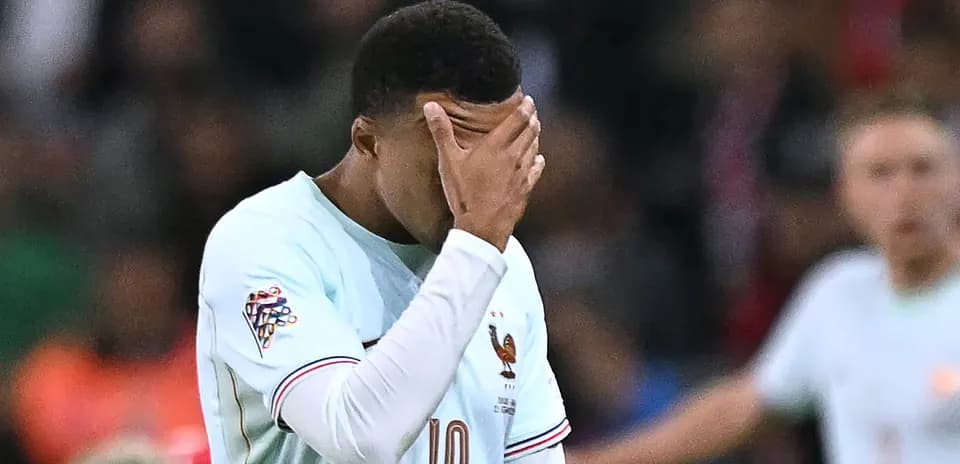 Jugador de Francia cubriendo su rostro en el partido