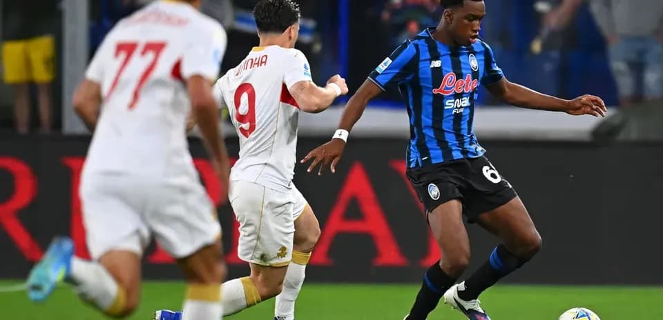 Jugador de Atalanta driblando durante un partido