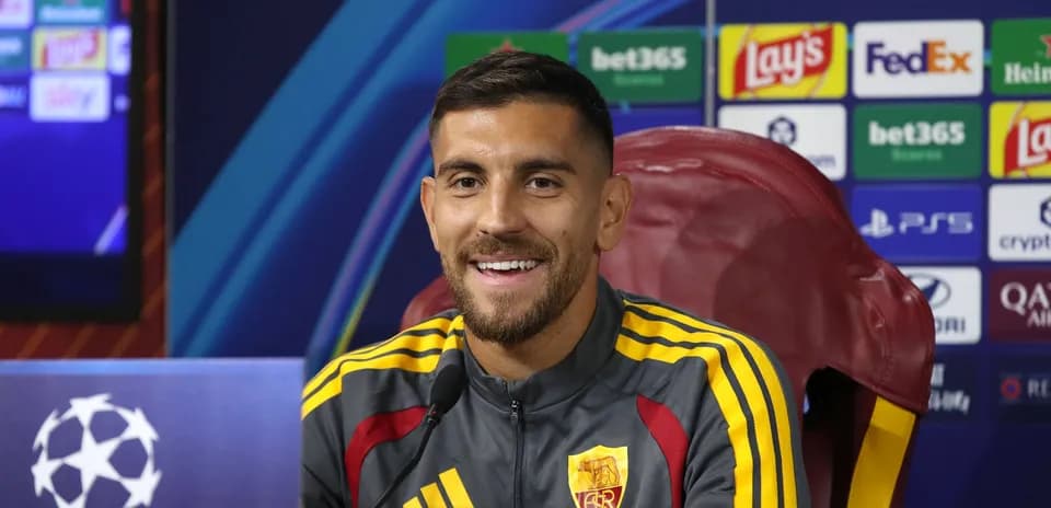 Jugador sonriente en conferencia de prensa de Champions League