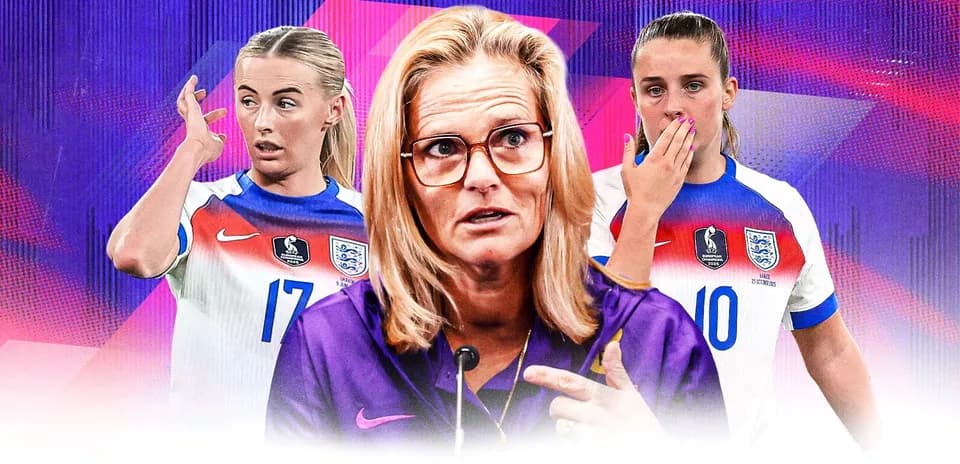 Entrenadora hablando con jugadoras de Inglaterra