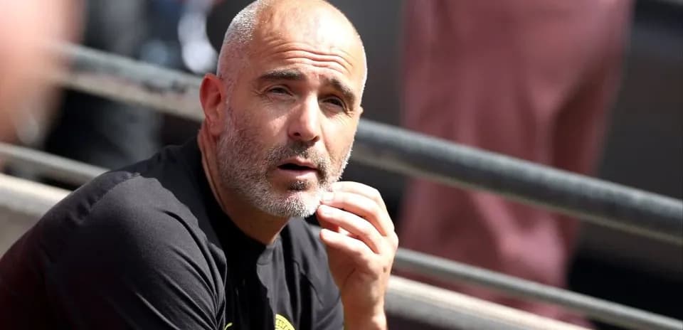 Entrenador observando el partido desde la banca