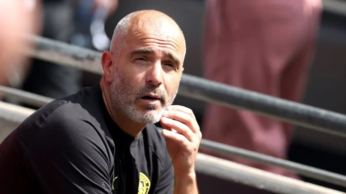 Entrenador observando el partido desde la banca