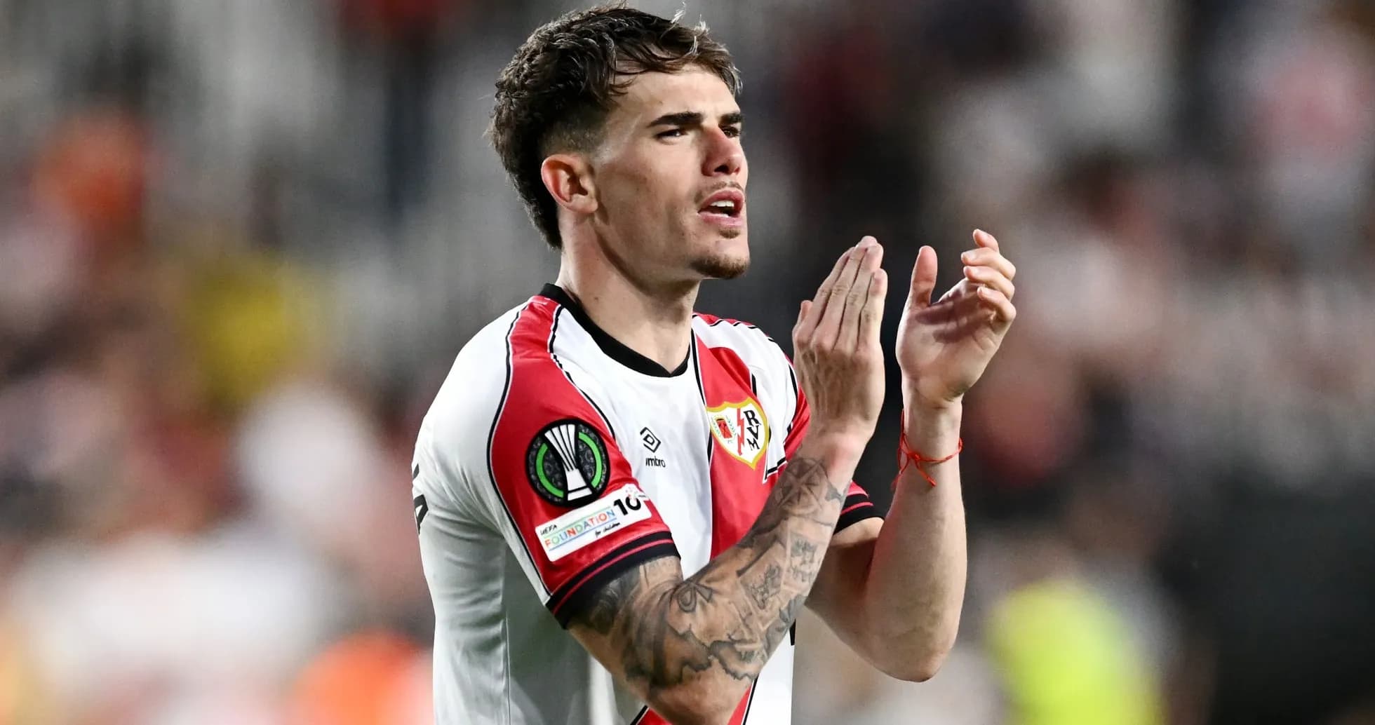 Jugador aplaudiendo en partido de competición europea