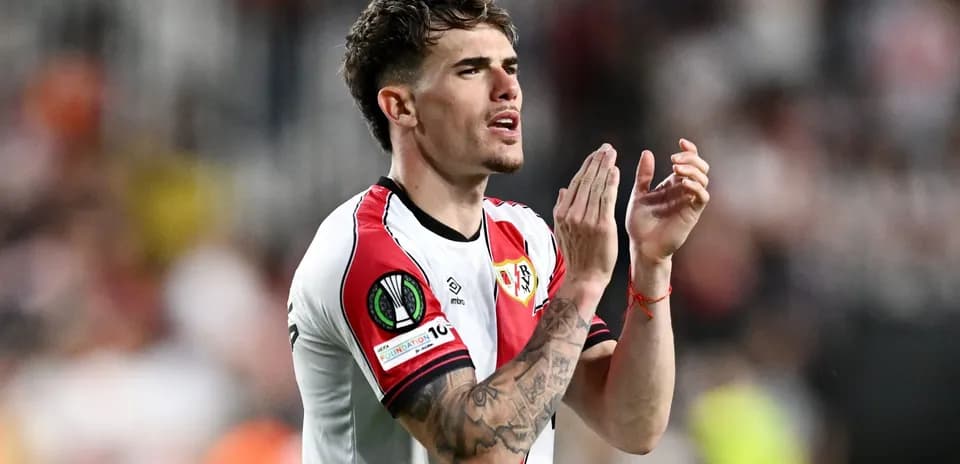Jugador aplaudiendo en partido de competición europea
