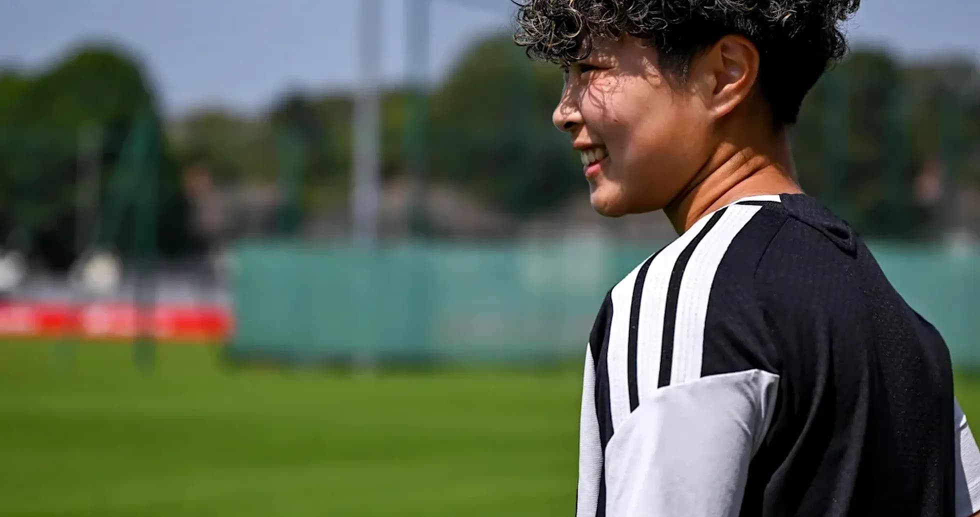 Jugador caminando en el campo de entrenamiento