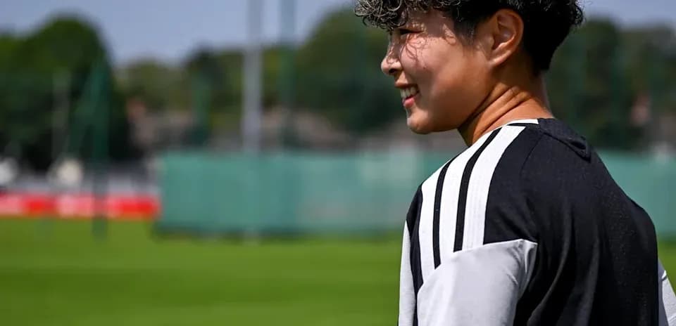 Jugador caminando en el campo de entrenamiento