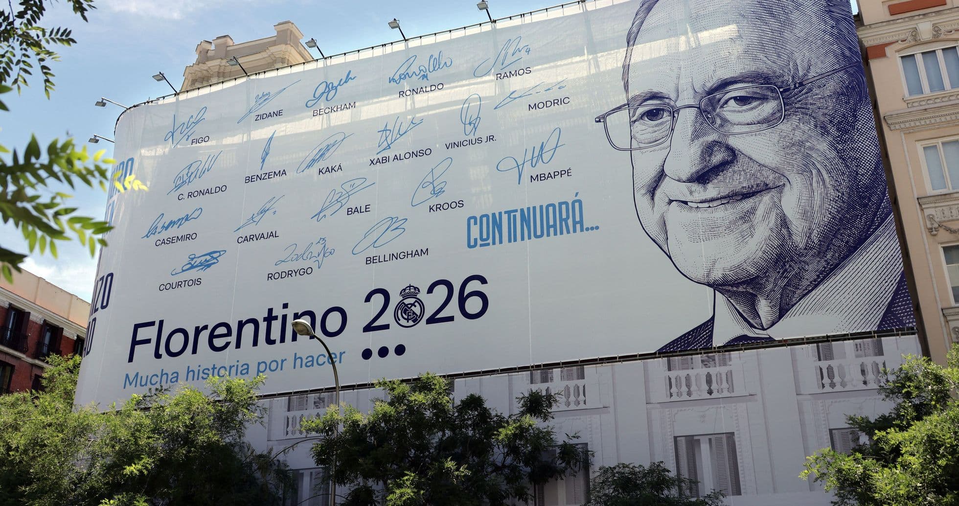 Mural de Florentino Pérez con firmas de jugadores