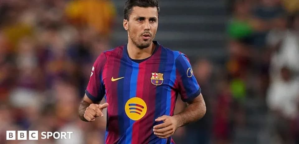 Jugador del Barcelona corriendo en el campo
