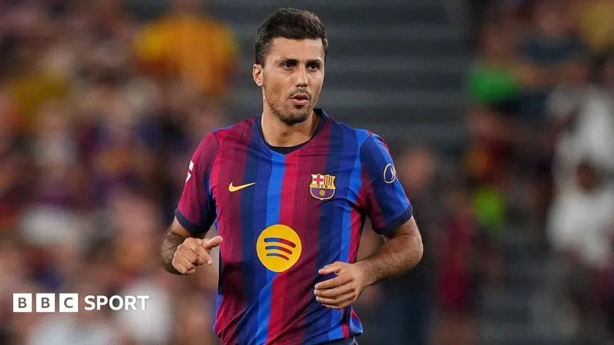 Jugador del Barcelona corriendo en el campo