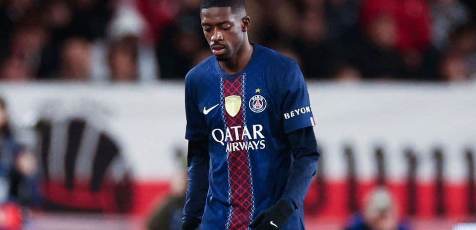 Jugador de PSG caminando cabizbajo en el campo