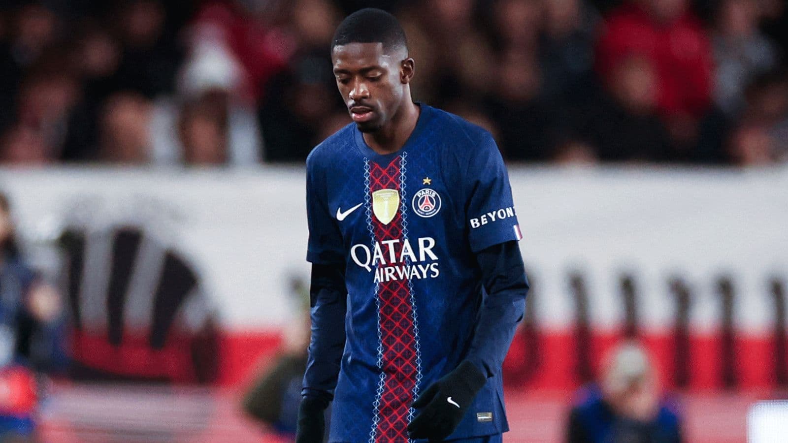 Jugador de PSG caminando cabizbajo en el campo