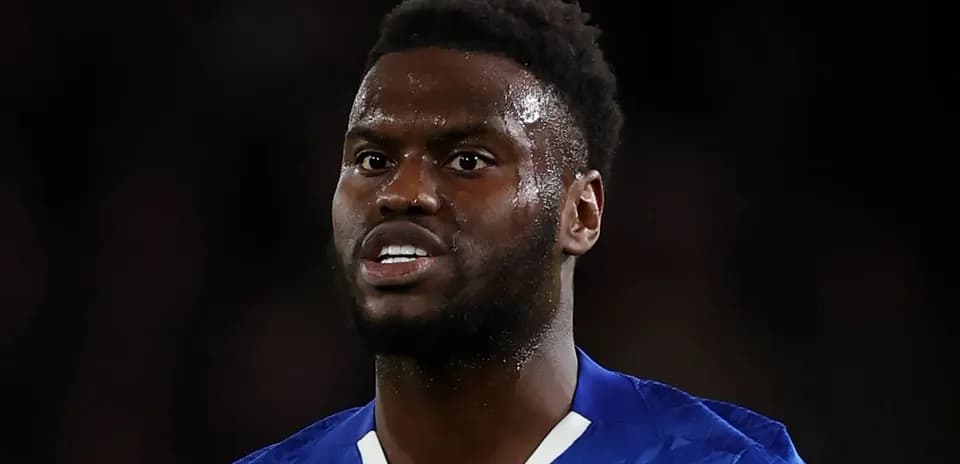 Jugador con camiseta azul durante el partido