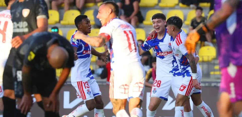 Jugadores de Universidad de Chile celebrando un gol