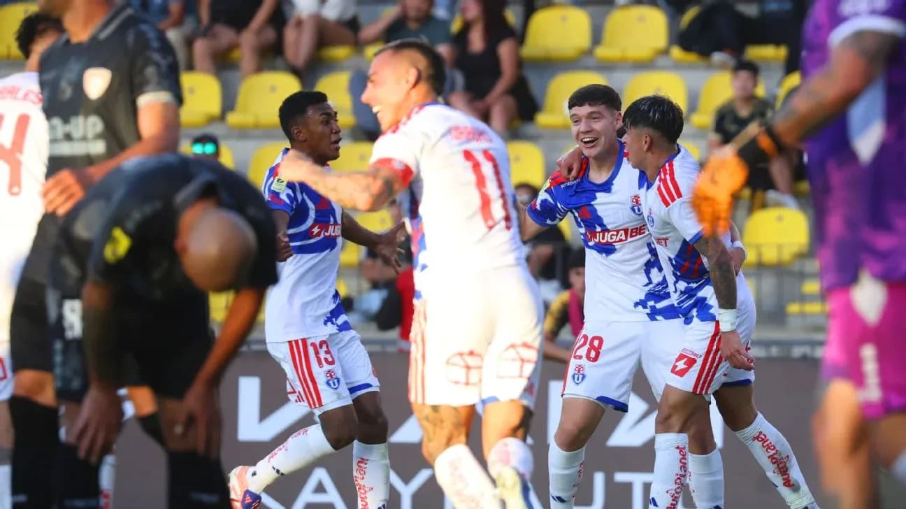Jugadores de Universidad de Chile celebrando un gol